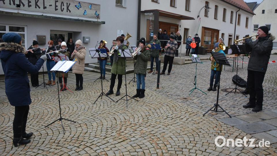 Der Nachwuchs der Mitterteicher Stadtkapelle, Leitung Laura Sollfrank, umrahmte die Feier. Bild: jr