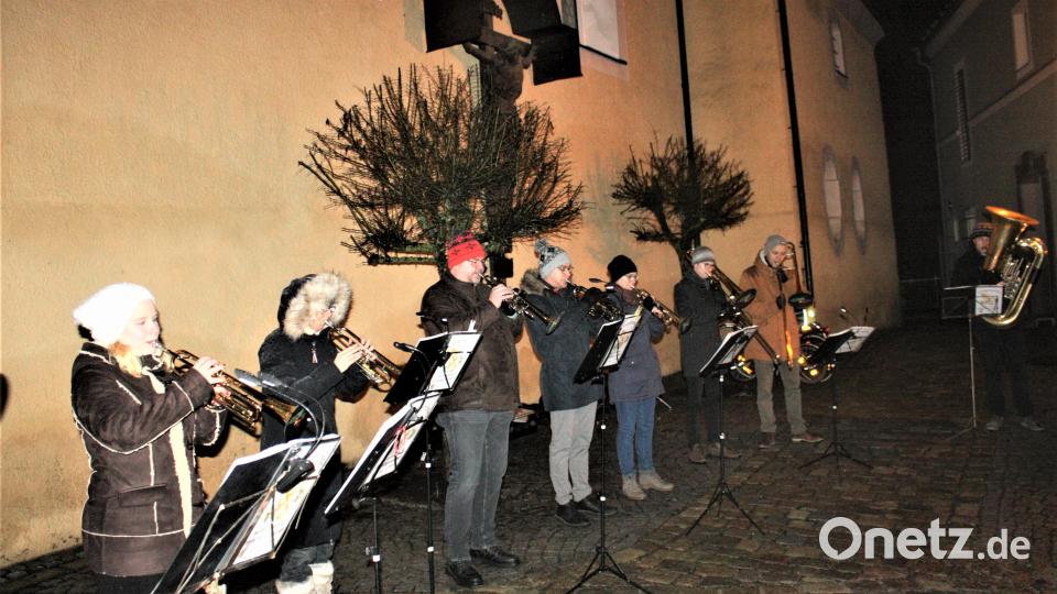 Alle Besucher der ökumenischen Andacht waren zum Mitsingen von „Stille Nacht“ aufgerufen, das der evangelische Posaunenchor zum Abschluss intonierte. Bild: lg