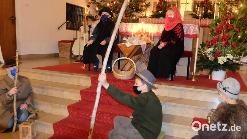 Maria (Franziska) und Josef (Timo) legen in Stulln das Kind in eine Krippe vor dem Altar. Die Hirten kommen zum Anbeten. Bild: ohr