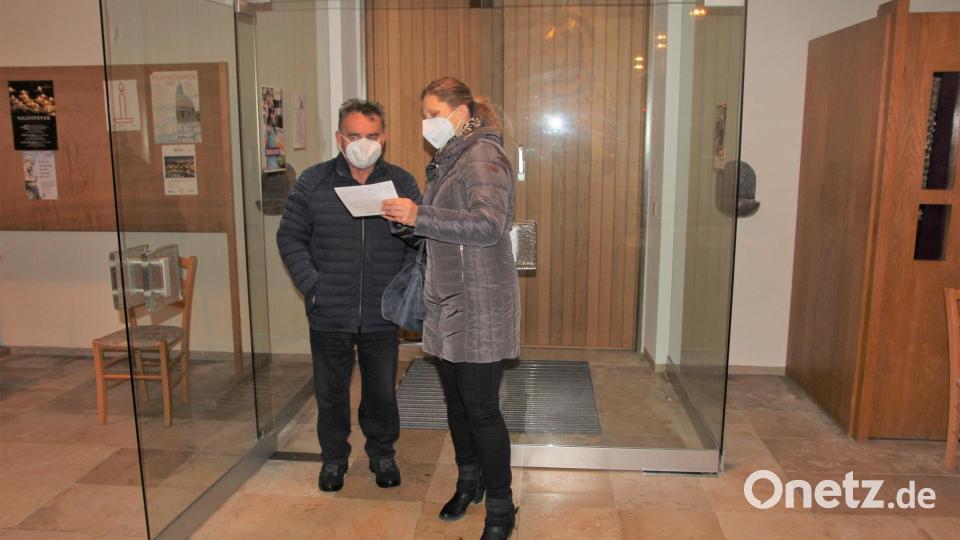 In Trisching wies Pfarrgemeinderätin Maria Delling den Besuchern ihre Plätze an. Bild: ral