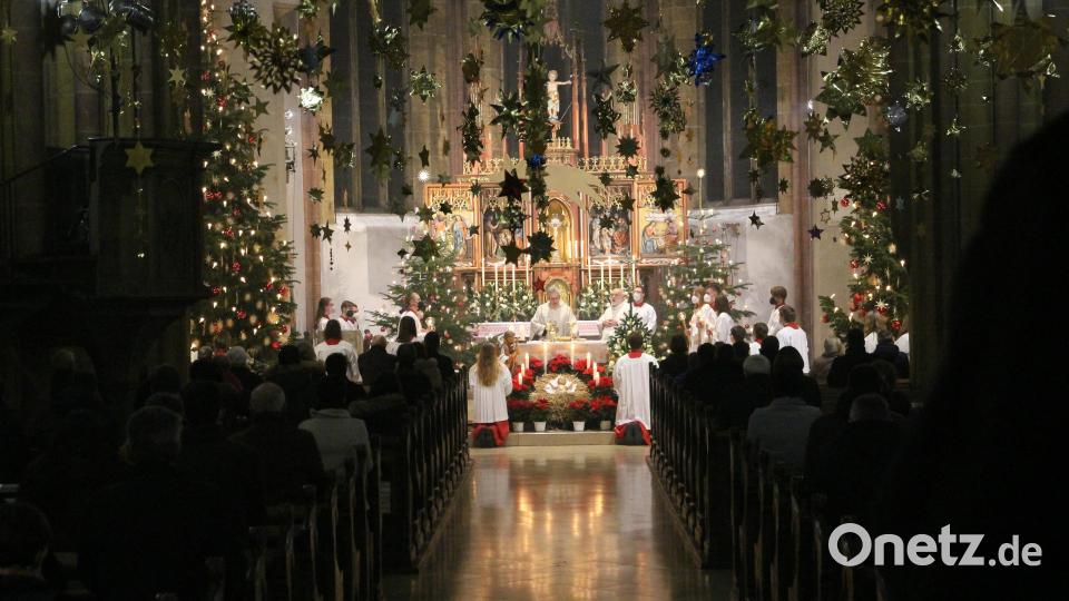 Die Kinder- und die Seniorenmette als 3G-Gottesdienst waren in Nabburg nahezu &quot;ausgebucht&quot;. In der Christmette unter 2G-Vorgaben sorgten Ordner für die gebotene Distanz zwischen den einzelnen Hausständen im festlich geschmückten illuminierten Kirchenschiff des Johannes-Domes. Bild: bph