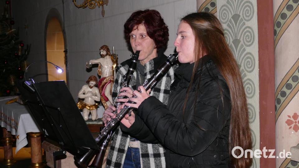 Das Klarinetten-Duo untermalte in Unterauerbach das Hirtenspiel und machte den Auftakt mit &quot;Es wird scho glei dumpa....&quot; Bild: ga