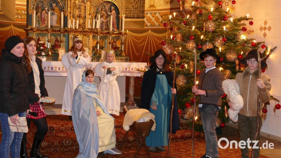 Das Hirtenspiel in der Pfarrkirche St. Nikolaus in Unterauerbach zeigte die Szenen von der Herbergssuche bis hin zur Geburt Jesu. Bild: ga