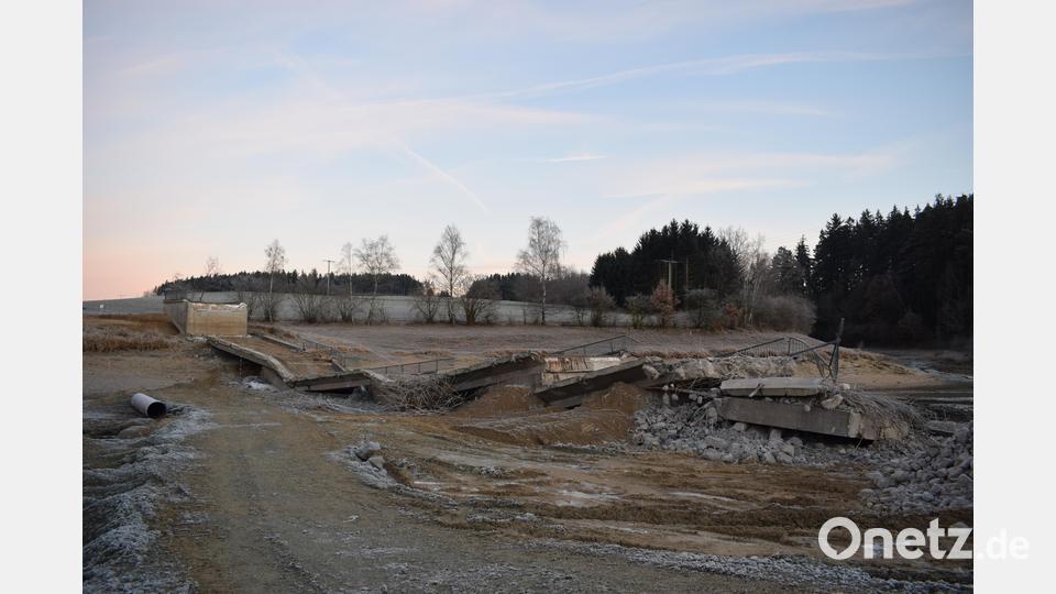 Die Brücke sollte am 10. Dezember gesprengt werden, stürzte aber nicht ein. Am 13. Dezember brachte sie ein Bagger zum Einsturz. Bis Ende diesen Jahres soll der Abbruch beendet sein. Bild: szl