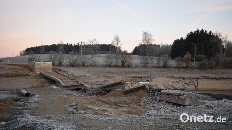 Die Brücke sollte am 10. Dezember gesprengt werden, stürzte aber nicht ein. Am 13. Dezember brachte sie ein Bagger zum Einsturz. Bis Ende diesen Jahres soll der Abbruch beendet sein. Bild: szl