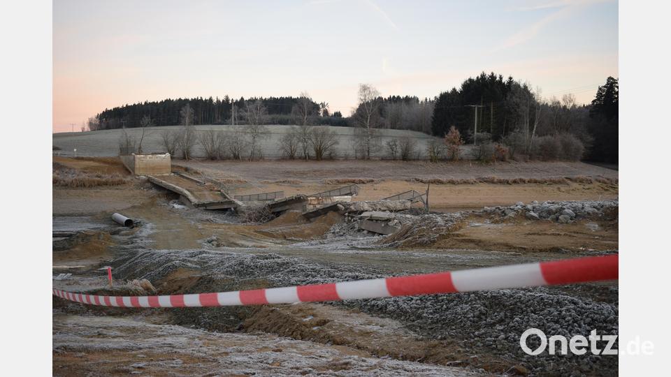 Die Straße ist bis Ende 2022 gesperrt. Dann soll der Brücken-Neubau vollendet sein. Bild: szl