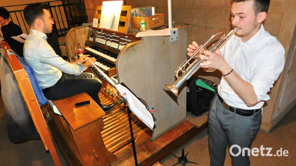Den Abschlussgottesdienst begleiteten Lars Amann an der Orgel (Windischeschenbach) und Marius Koslowski an der Trompete (Pressath). Bild: hai