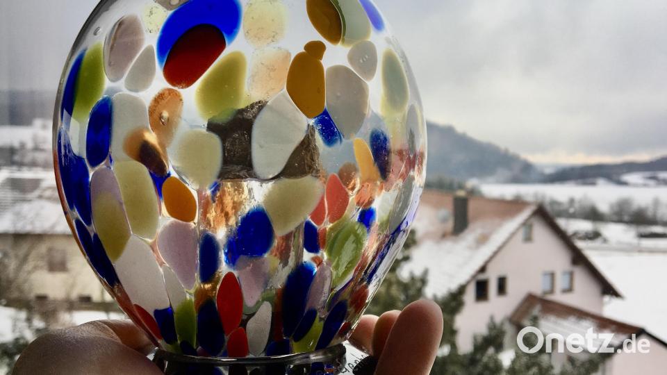 So sieht er aus, der Ehrenamtspreis &quot;Freudenberger Urgestein&quot;. In einer bunten Glasskulptur befindet sich ein Granitbrocken vom Johannisberg. Bild: gri