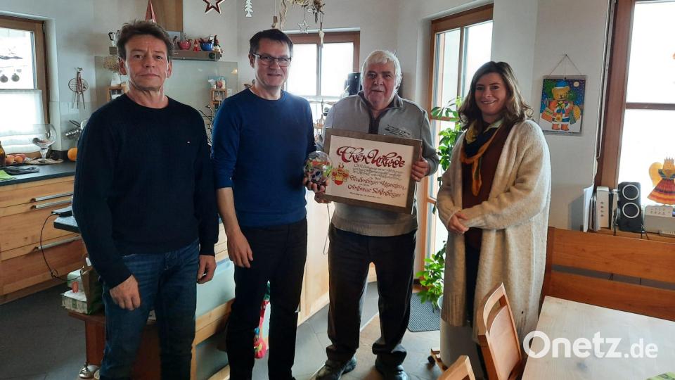 Andreas Schönberger (Zweiter von rechts) wurde beim Mittagessen vom Heimat- und Kulturverein überrascht. Von links: Christian Nübler, Uli Piehler und Manuela Nübler. Bild: gri