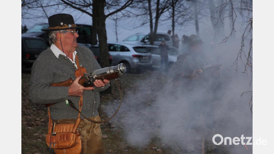 Ludwig Zant, der älteste Böllerschütze an diesem Tag, mit einem Schaftböller. Bild: kro