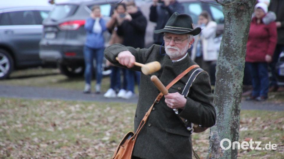 Dieser Böllerschütze lädt gerade seinen Handböller mittels eines Ladestocks und Holzhammer. Bild: kro