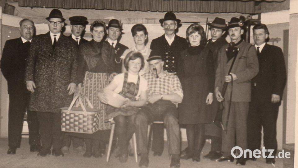 Bekannt war Andreas Schönberger auch als Theaterspieler, hier mit der Schauspielgruppe des Wutschdorfer Burschenvereins in den 1960er-Jahren. Archivbild: Archiv gri