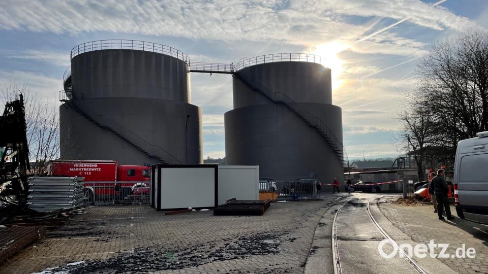 Zwei Öltanks in unmittelbarer Nähe des Brandes mussten abgeschirmt werden. Bild: fphs