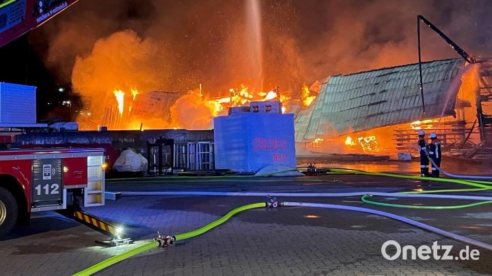 Feuerwehren aus der ganzen Region kämpften am Samstagabend gegen die Flammen auf dem Baywa-Gelände in Marktredwitz. Bild: fphs