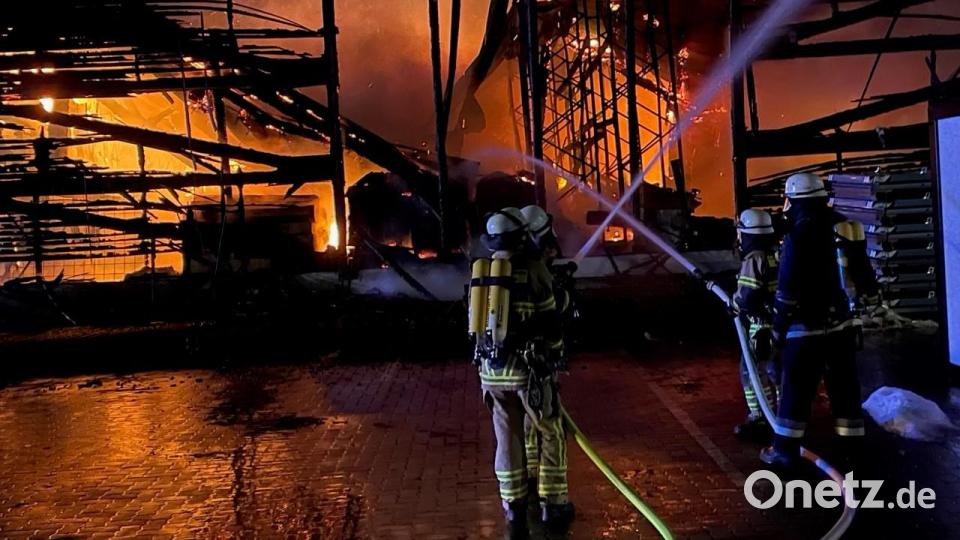 Feuerwehren aus der ganzen Region kämpften am Samstagabend gegen die Flammen auf dem Baywa-Gelände in Marktredwitz. Bild: fphs
