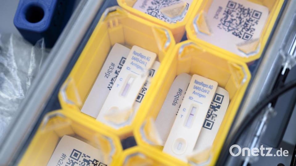 Corona Antigen Tests werden bis zum Testergebnis in einer Aufbewahrungsbox verstaut. Bild: Daniel Vogl/dpa