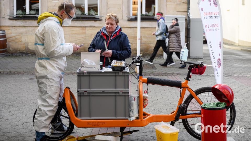 Intensivpfleger Oliver Sablowski bereitet einen Antigen-Schnelltest vor. Eine Passantin möchte sich auf Corona testen lassen. Bild: Daniel Vogl /dpa