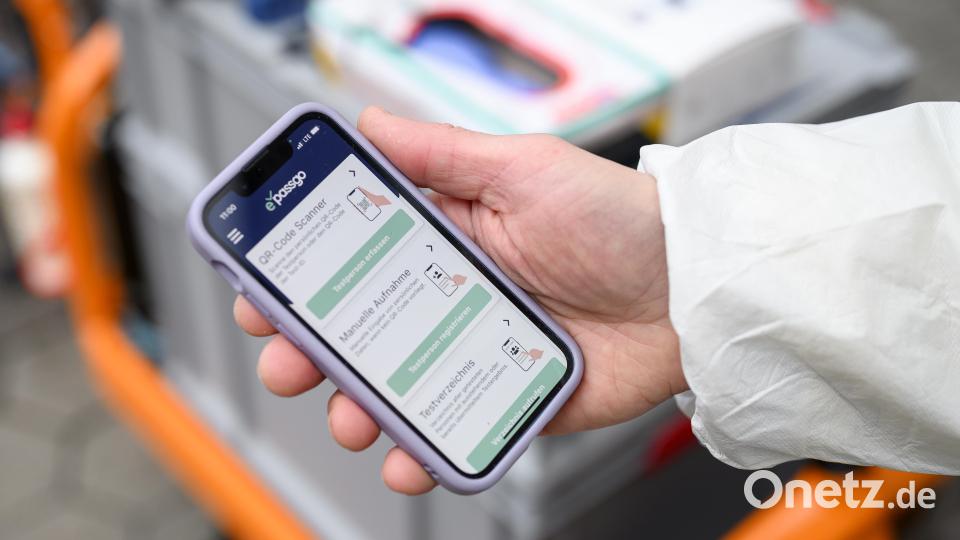 Mit der ePassGo App werden die Corona Tests registriert und an die getesteten Personen versendet. Bild: Daniel Vogl/dpa