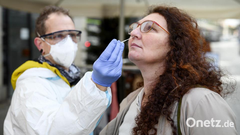 Intensivpfleger Oliver Sablowski (l) testet eine Passantin mit einem Antigen-Schnelltest. Bild: Daniel Vogl/dpa