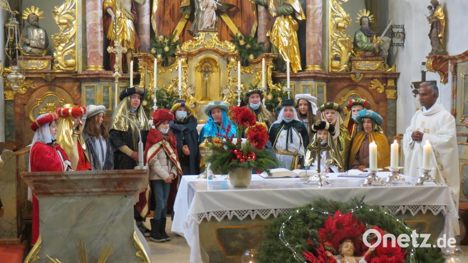 Die Sternsinger der Seelsorgeeinheit Altendorf-Weidenthal-Gleiritsch wurden bei ihren Besuchen gut aufgenommen. Pfarrer Johnson Varakaparambil bedankte sich für die großzügigen Spenden. Bild: tja