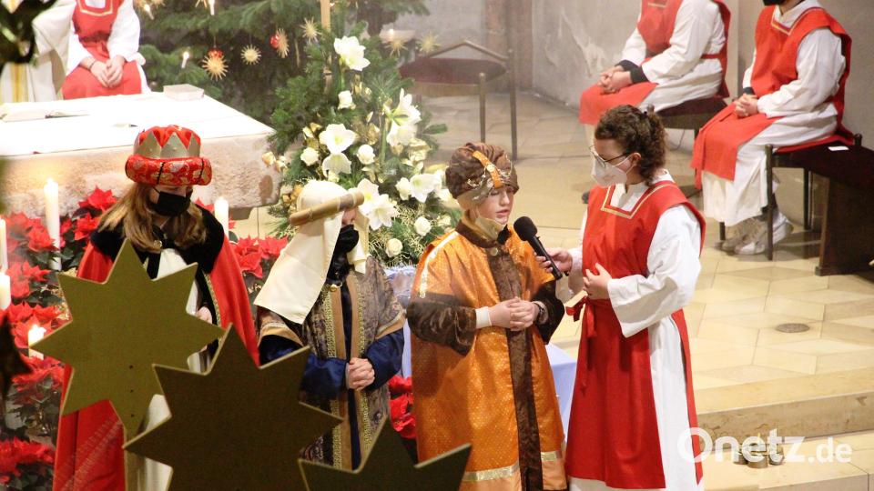 Stellvertretend für alle 40 Sternsinger trugen in Nabburg motivierte Ministranten am Ende des Gottesdienstes den Segensspruch vor. Die erste Türe, an die er im Anschluss geschrieben wurde, ist der Haupteingang der Pfarrkirche. Bild: bph