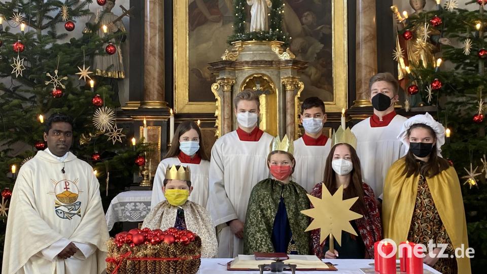 Pater Savari segnete die Sternsinger in St. Laurentius Gaisthal beim Heilig-Drei-König-Gottesdienst. Bild: muk