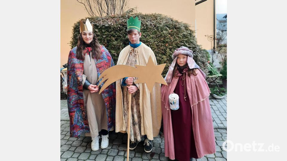 Die Pfreimder Sternsinger brachten den Gläubigen den Segen Gottes und baten um eine Spende. Bild: hm