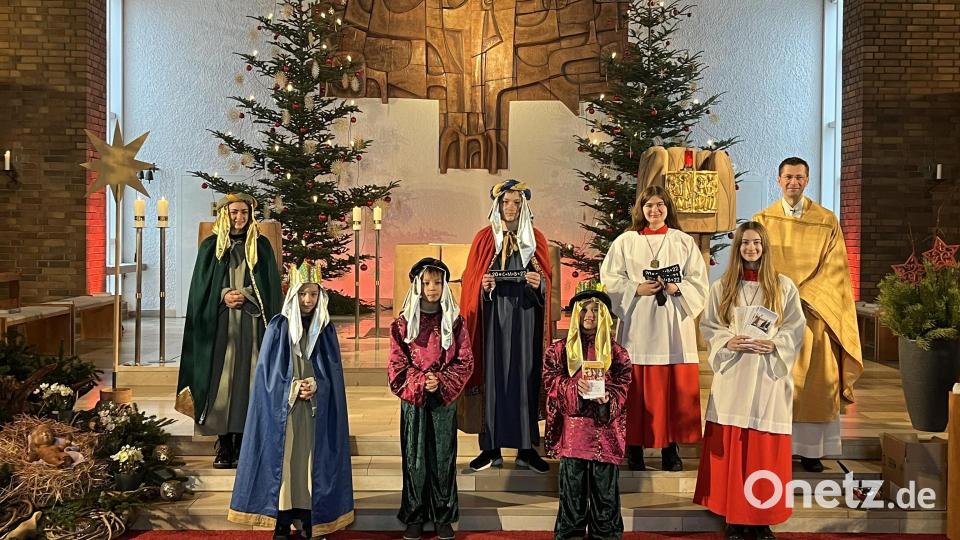Dekan Michael Hoch hieß die Sternsinger in der Pfarrei St. Albertus Magnus Dürnsricht willkommen. Bild: Florian Schießl/exb