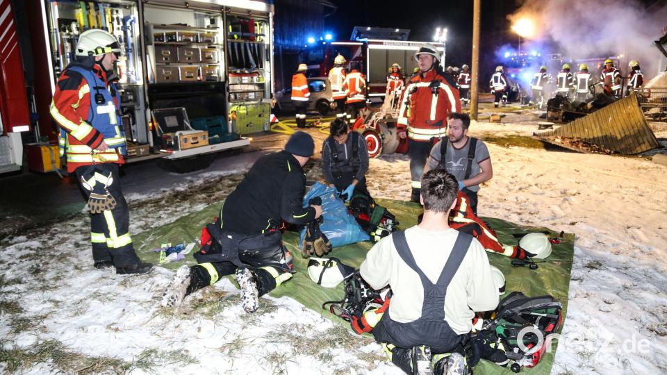 Die Feuerwehrleute beim Anlegen der Atemschutz-Ausrüstung. Bild: rw
