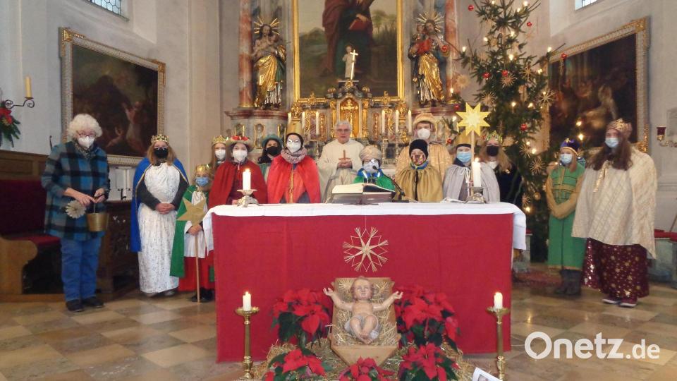 Pfarrer Eugen Wismeth mit den Sternsingergruppen aus Winklarn und Schneeberg, links Mesnerin Marianne Strecker mit dem Weihwasser. Bild: amö