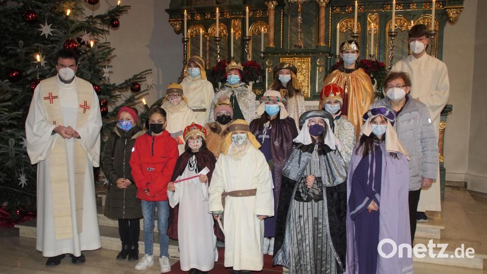 Die Schönseer Sternsinger nach dem Wortgottesdienst mit Pfarrer Wolfgang Dietz (links) sowie Gemeindereferent Christian Glaser und Mesnerin Ernestine Linsmeier (rechts). Bild: mmj