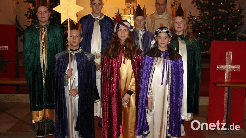 Die Trischinger Sternsinger wurden von Pfarrer Gerhard Wagner ausgesandt. Sie bringen Spendentütchen ins Haus. Bild: ral