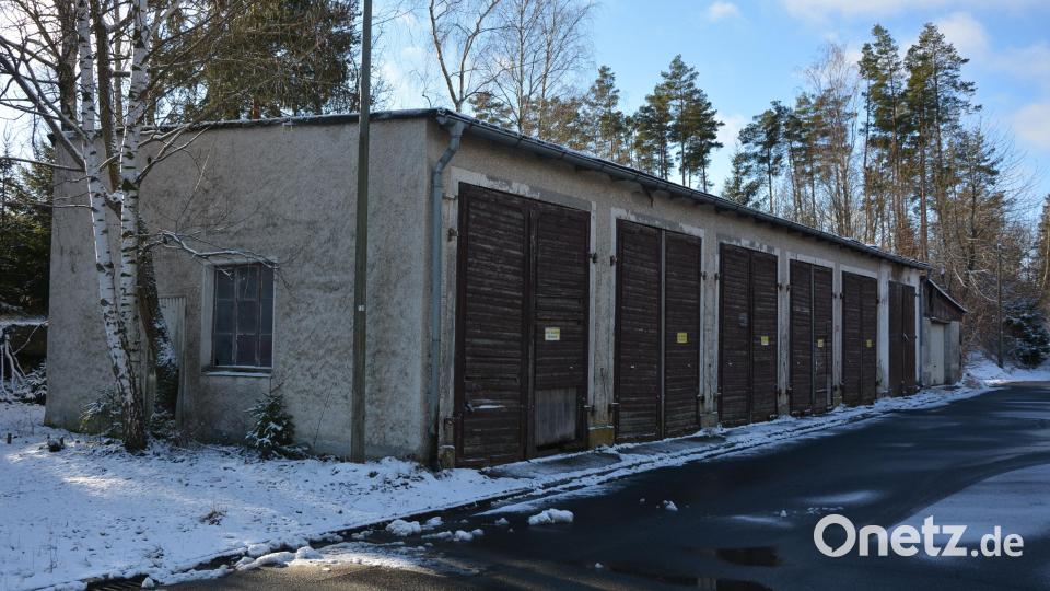 Gekauft hat die Gemeinde Pechbrunn auch diese Garagenanlage an der Werkstraße. Bild: jr
