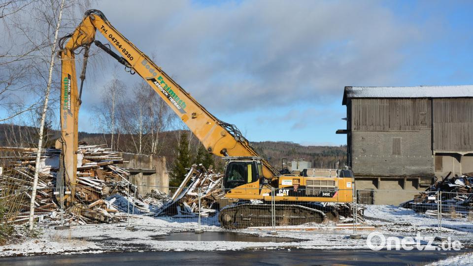 Nach und nach verschwinden im Zuge der Abbrucharbeiten die Gebäude auf dem früheren Gelände der Basalt AG an der Werkstraße. Bild: jr