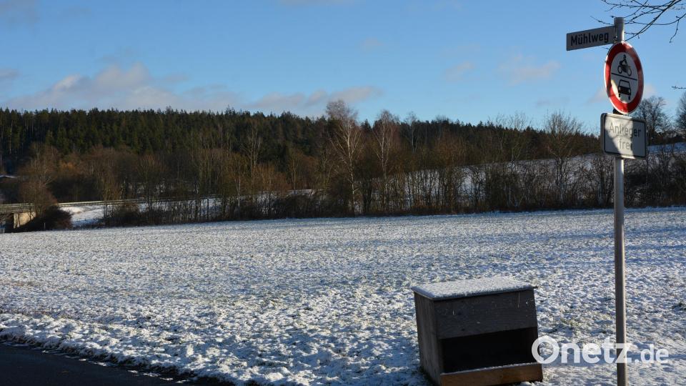 Noch heuer soll das Baugebiet „Am Mühlberg“ erschlossen werden, so dass zügig die Bebauung starten kann. Bis zu acht Wohnhäuser könnten hier am Ortsrand von Pechbrunn entstehen. Bild: jr