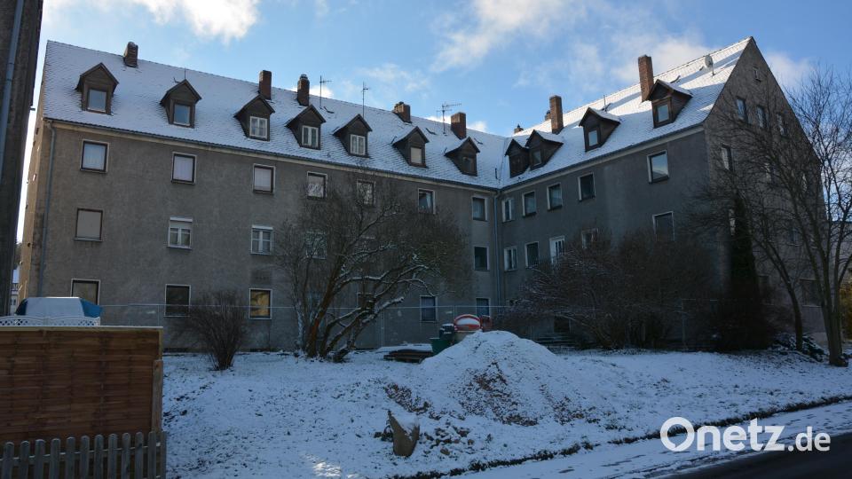 Diesen teils noch bewohnten Gebäudekomplex an der Werkstraße hat die Gemeinde Pechbrunn von der Basalt AG erworben. Was damit geschieht, soll im Rahmen des Integrierten Städtebaulichen Entwicklungskonzeptes (Isek) geklärt werden. Bild: jr