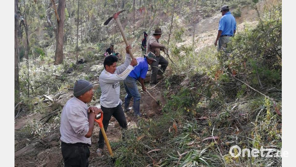 Harte Arbeit leisten die Dorfbewohner beim Graben der Schächte für die Wasserleitung. Bild: mma