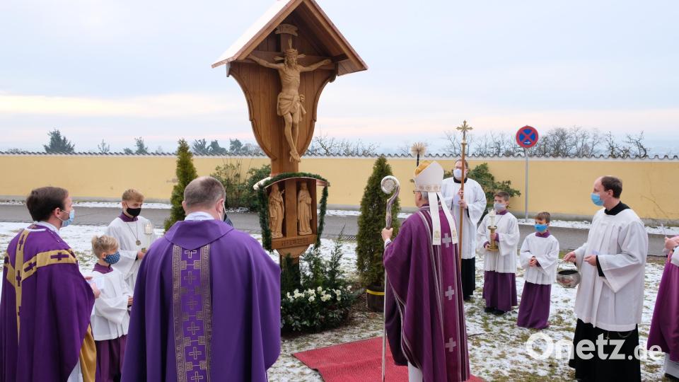 Die Segnung des Jubiläumskreuzes durch Bischof Rudolf Voderholzer beendete die Neugestaltung des Kirchplatzes. Bild: mab