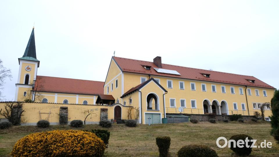 Seit fast 90 Jahren bilden Kirche und Kloster auf dem Schwarzenfelder Miesberg eine Einheit. Bild: mab