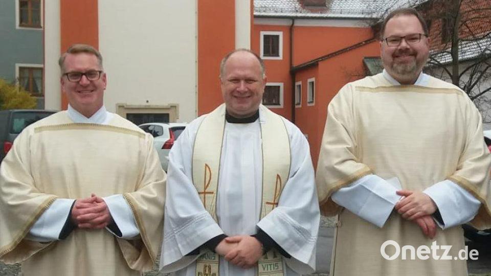 Provinzial Pater Lukas Temme (Mitte) ist die Freude über die neuen Diakone Pater Thomas M. Höflich (links) und Pater Pius Görres (rechts) nach der Weihe anzumerken. Bild: mab