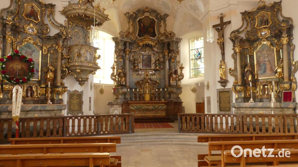 Im Inneren offenbart die Bergkirche ihren Reichtum. Die prachtvolle Altarwand bildet mit ihrer dunklen Farbigkeit einen wirkungsvollen Kontrast zum hellen Raum. Bild: rn