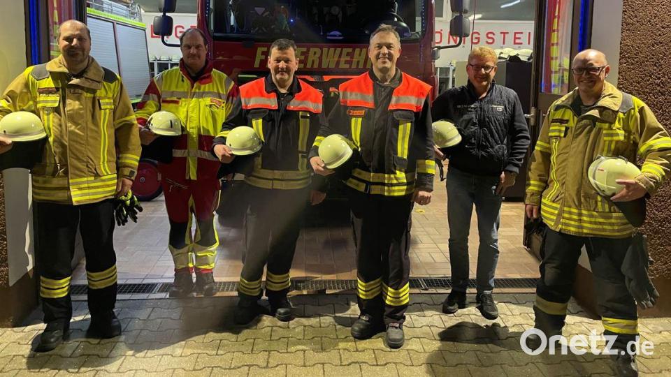 Bei der Übergabe der neuen Helme: (von links) Matthias Wiesend (Gaißach), Marco Specht (First Responder), Jürgen Renner (Namsreuth), Wolfgang Platzer (Königstein) mit Bürgermeister Bernhard Köller. Bild: lei