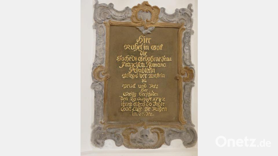 Bei Sanierungsarbeiten wurden 1976 im Kirchenboden vier Gruftanlagen gefunden. Die renovierten Grabtafeln schmücken nun das Presbyterium der Kirche. Bild: rn