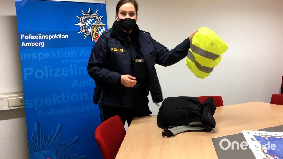 Diese Hülle in Neongelb mit reflektierenden Streifen kann man über einen Rucksack ziehen. Solche Accessoires helfen auch schon, um besser gesehen zu werden. Bild: eik