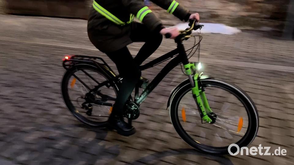Das Fahrrad ist dank vorgeschriebener Ausstattung wie Beleuchtung und Katzenaugen gut zu erkennen, wenn es dunkel wird. Der Radler kann bei sich selbst nachhelfen – durch helle Kleidung oder reflektierende Klettbänder an den Armen und einen Brustgurt am Körper. Bild: eik