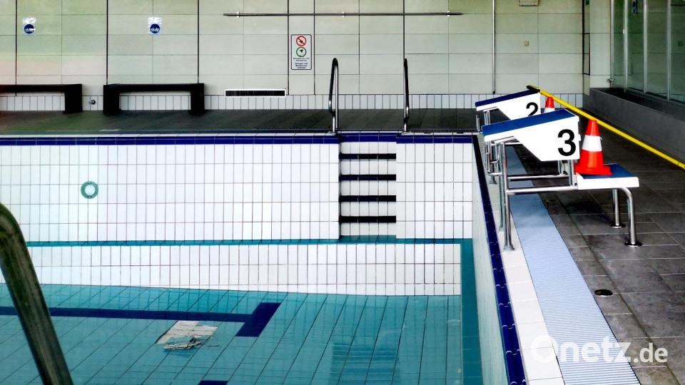 Im Hallenbad Schwarzenfeld sind Schäden an den Fliesen im Schwimmerbecken auszumachen. Bild: Thomas Dobler