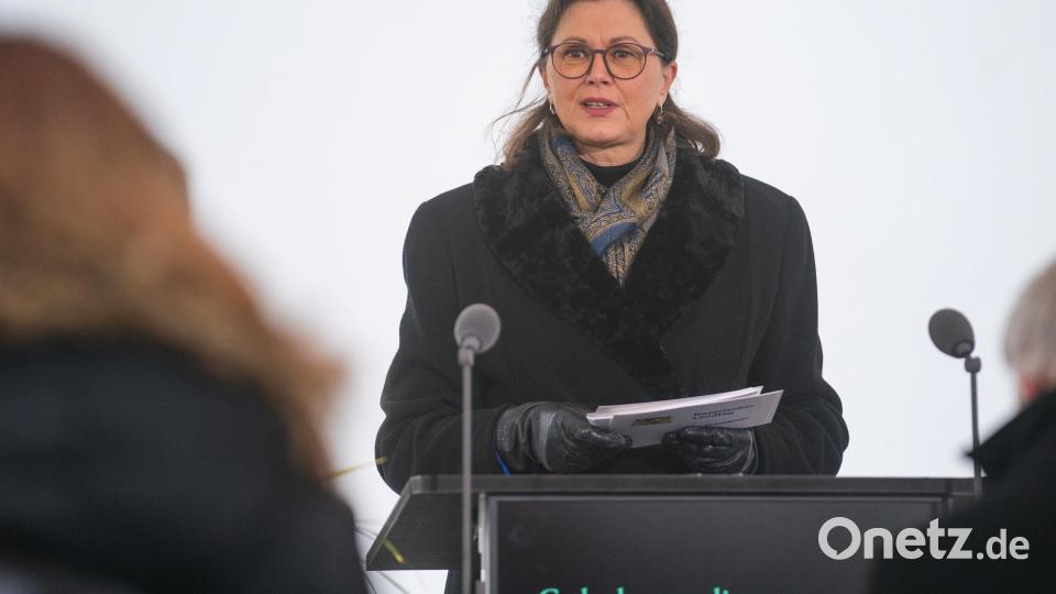 Die bayerische Landtagspräsidentin Ilse Aigner spricht beim Gedenkakt in der KZ-Gedenkstätte Flossenbürg. Bild: Nicolas Armer/dpa