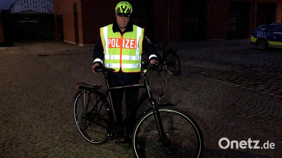 Harald Heselmann, Verkehrserzieher bei der Amberger Polizei, ist auch bei Dunkelheit mit seiner Warn-Dienstweste, dem Helm in Leuchtfarbe und den reflektierenden Streifen an den Ärmeln seiner Jacke und seitlich an den Reifen seines Dienst-Fahrrades gut zu sehen. Bild: eik