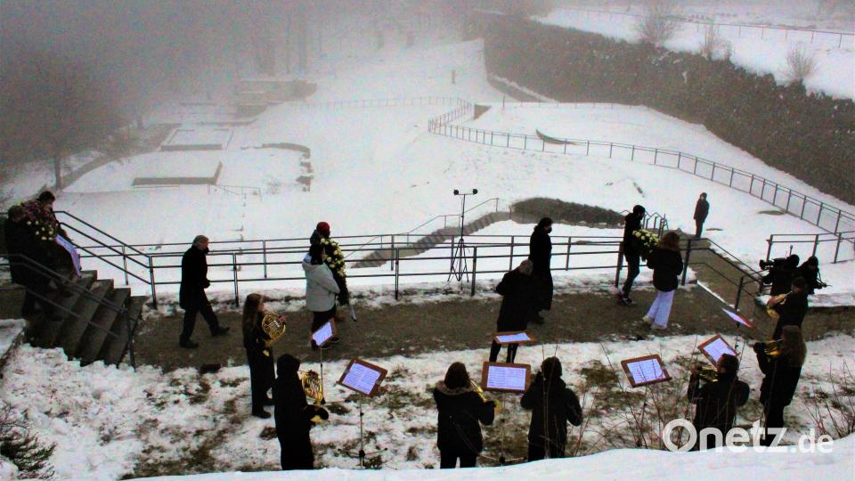 Mehrere Kränze werden während eines Gedenkaktes in das ·Tal des Todes· der KZ-Gedenkstätte Flossenbürg hinabgetragen. Bild: stg