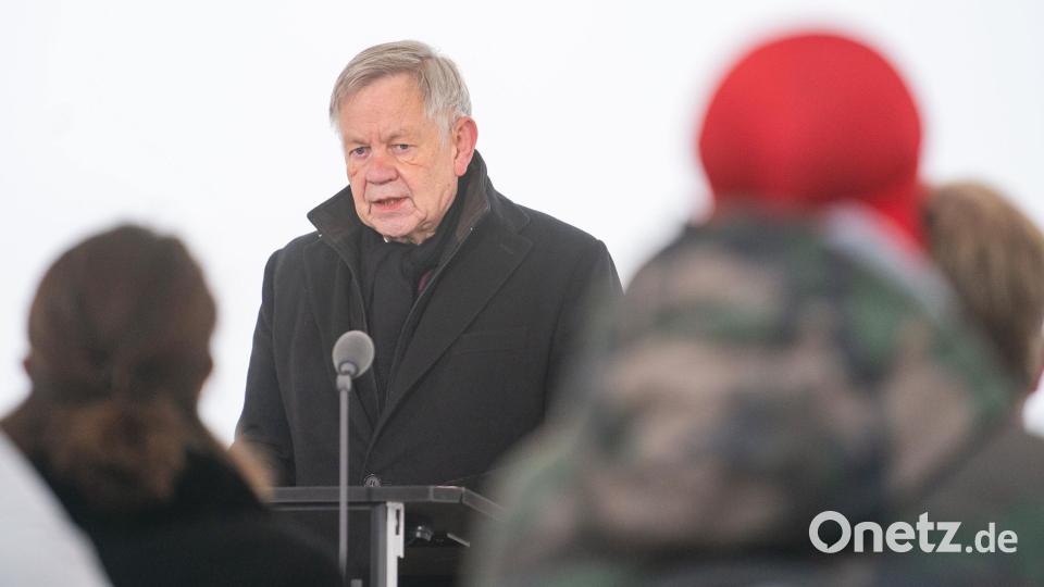 Der Direktor der Stiftung Bayerische Gedenkstätten, Karl Freller, hält bei einem Gedenkakt im KZ -Gedenkstätte Flossenbürg eine Rede. Bild: Nicolas Armer/dpa